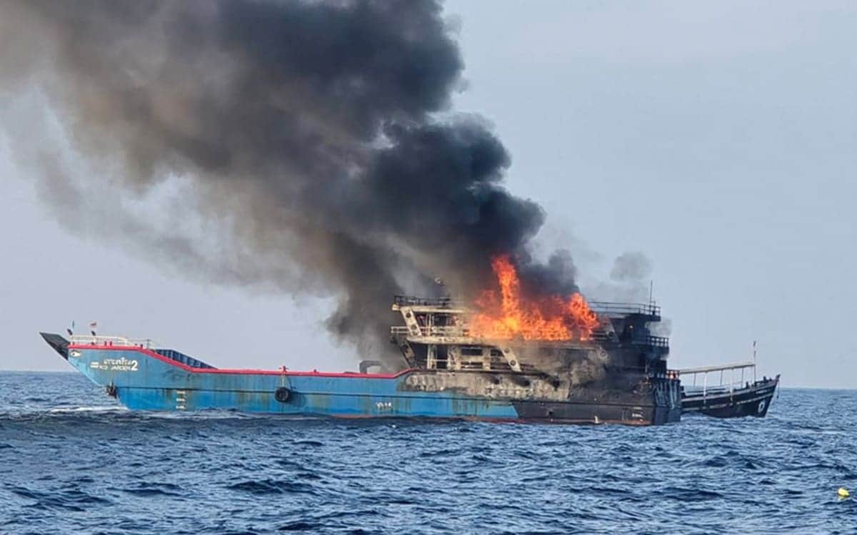 VIDEO: Pasajeros se lanzan al mar mientras incendio consume ferry en Tailandia