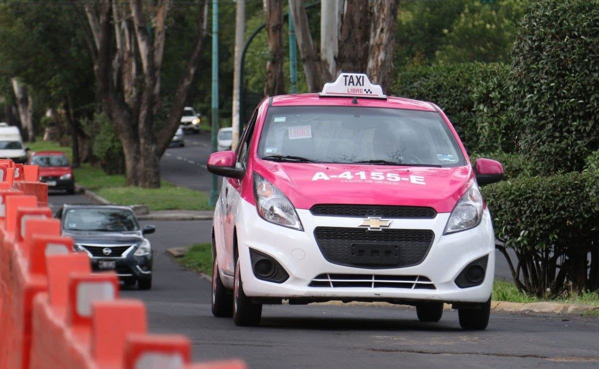Video: Taxista se vuelve viral por olvidar que llevaba a una pasajera