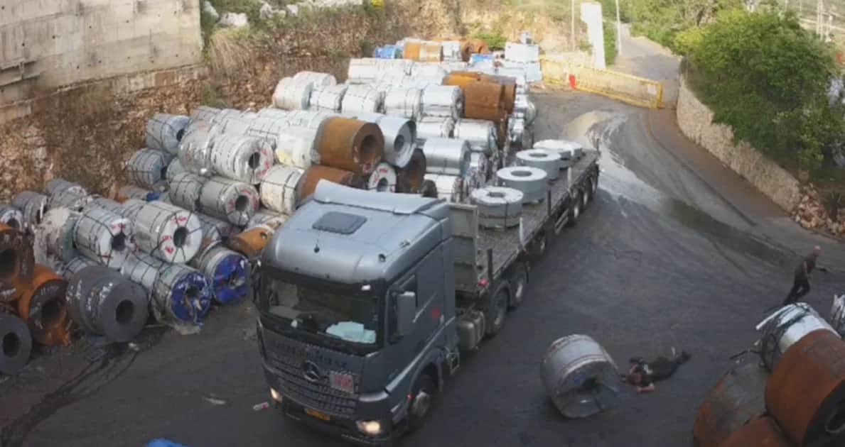Video: Sujeto muere aplastado al tratar de detener una enorme bobina de acero