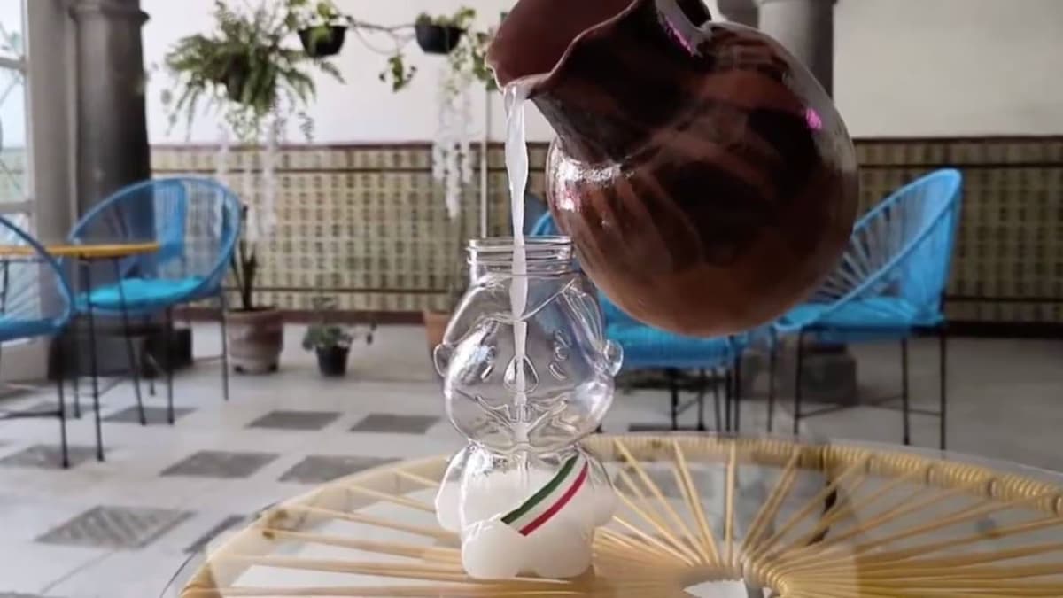 AMLitro: Venden litro de pulque servido en botella con forma de AMLO