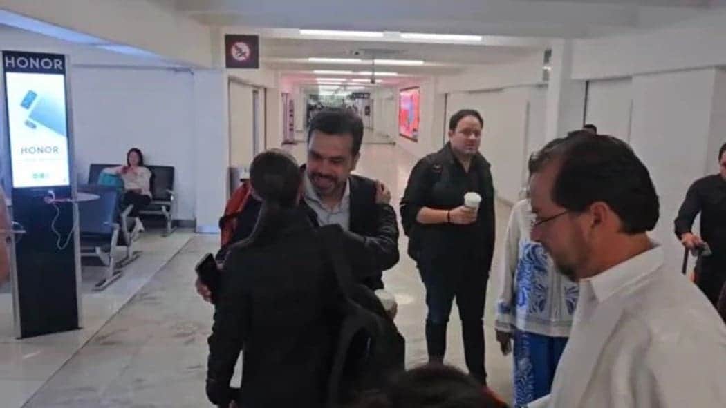 Claudia Sheinbaum y Jorge Álvarez Máynez se saludan de beso y abrazo al coincidir en el AICM