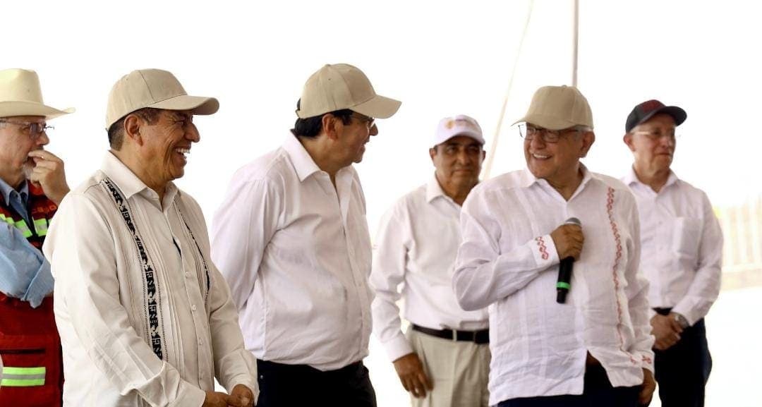 Video: AMLO supervisa puentes, túneles y carreteras en Oaxaca y Guerrero