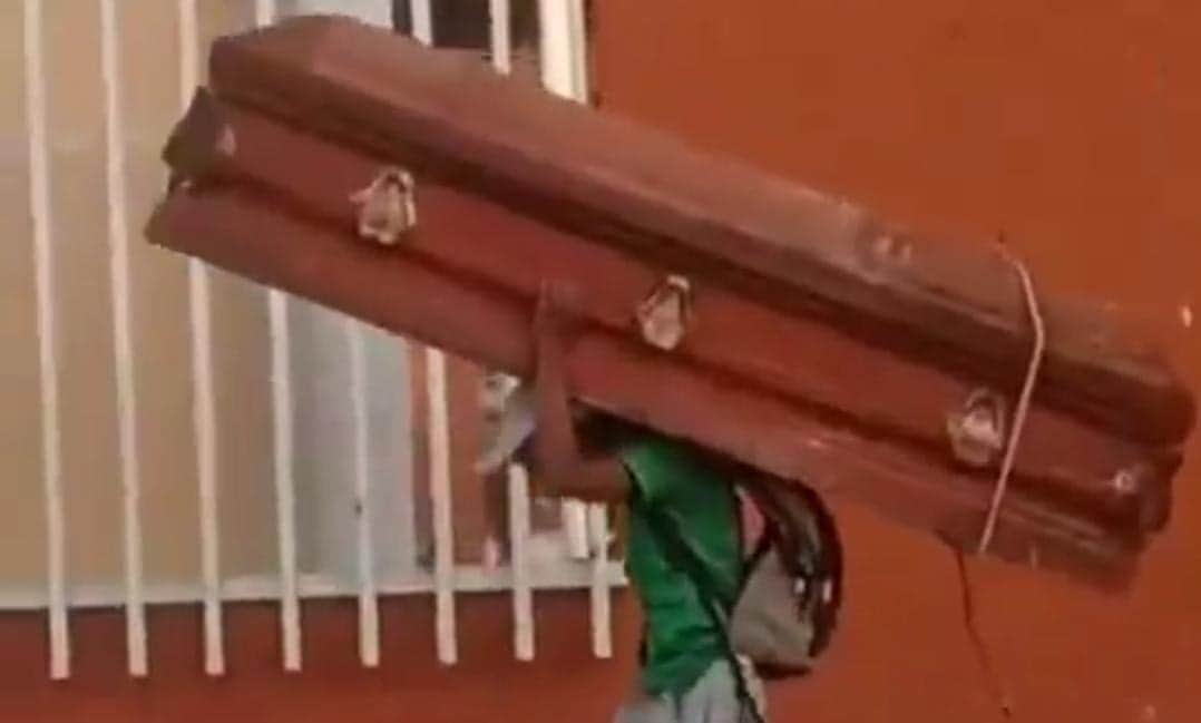 Video: Detienen a sujeto por llevarse un ataúd de un cementerio en Morelos