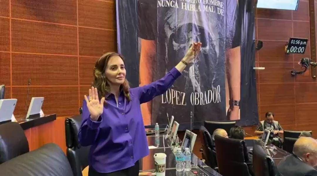 Video: Lilly Téllez usa un rosario para protestar contra la imagen de la Santa Muerte