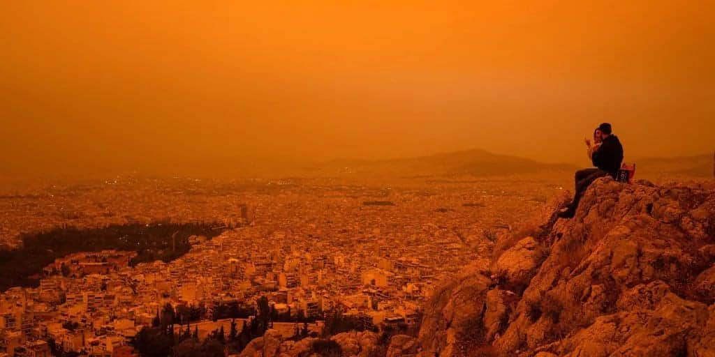 El cielo de Atenas se tiñe de naranja con el polvo del Sahara