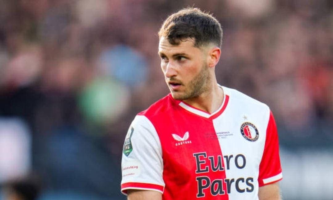 Agente y padre de Santiago Giménez se reúnen con la directiva del AC Milan en Italia