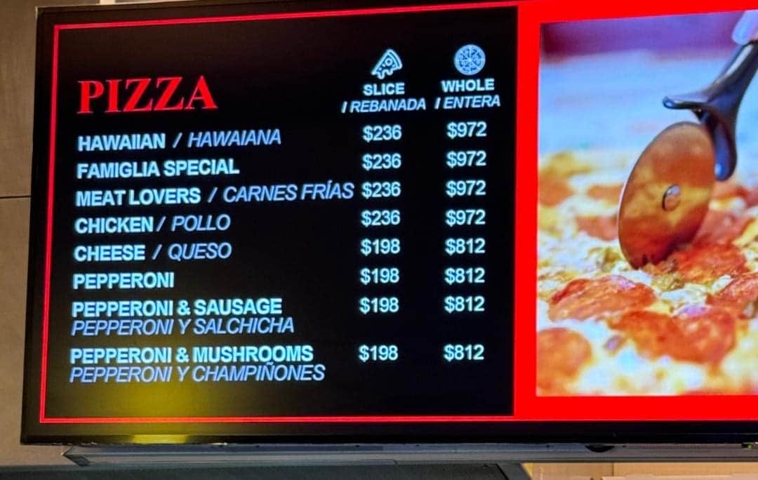 Critican a restaurante del aeropuerto de Cancún por vender pizzas en casi mil pesos
