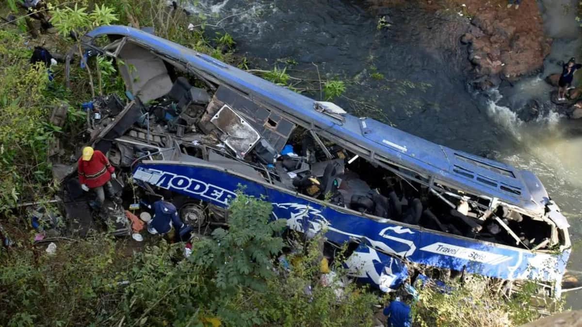 Autobús cae al abismo en Perú; hay al menos 23 muertos