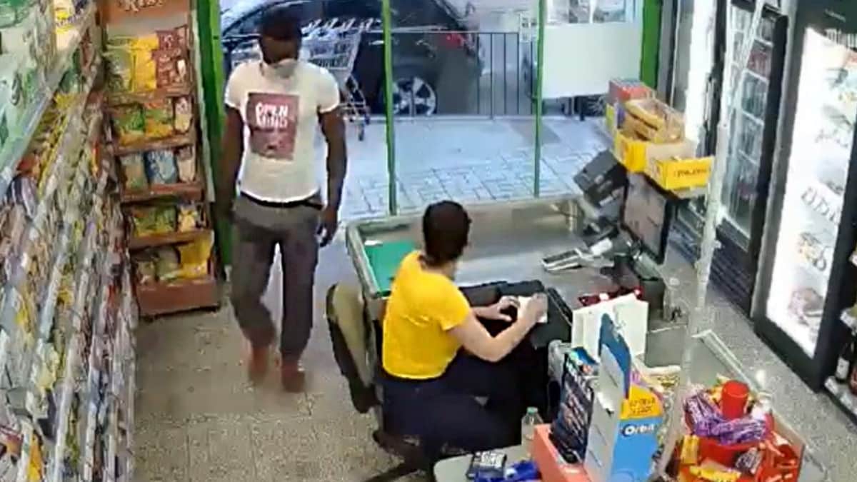 VIDEO: Ladrón le aplica llave china a cajera y roba dinero de tienda