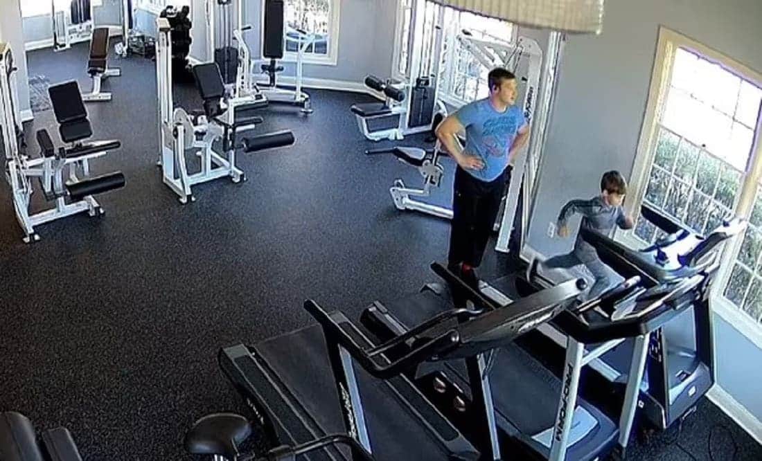 VIDEO: Hombre obligó a su hijo de seis años a hacer ejercicios intensos por estar "obeso"