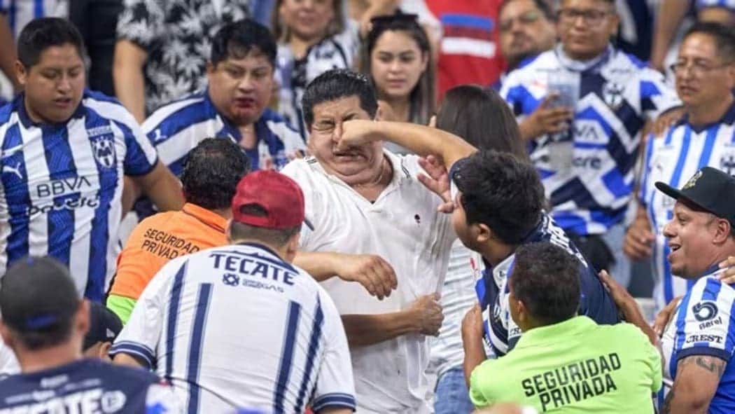 VIDEO: Aficionados de Rayados de Monterrey vuelven a protagonizar una brutal pelea