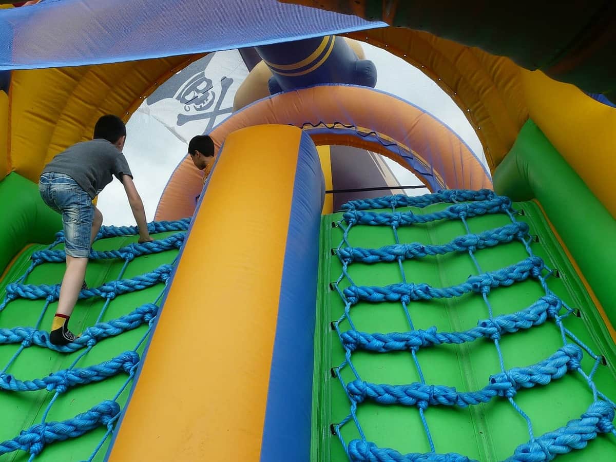 Muere niño de 2 años luego que el viento se llevara el castillo inflable en el que jugaba