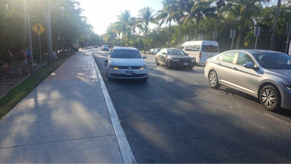 Atropellan a peatón en la Zona Hotelera, frente a Puerto Cancún; automovilista no le cedió el paso