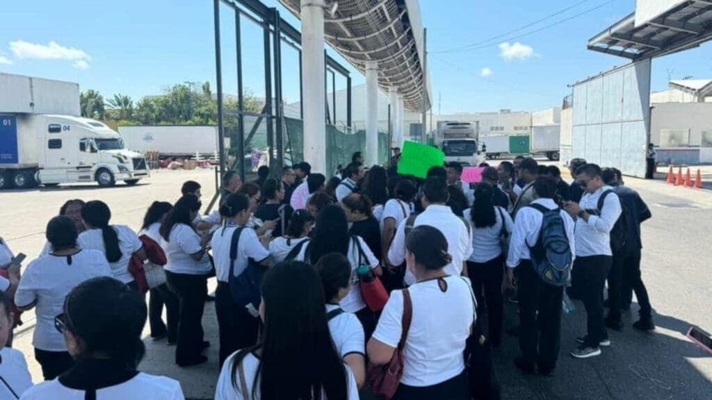 Protestan trabajadores de la empresa Dufry en el aeropuerto de Cancún; exigen sus utilidades