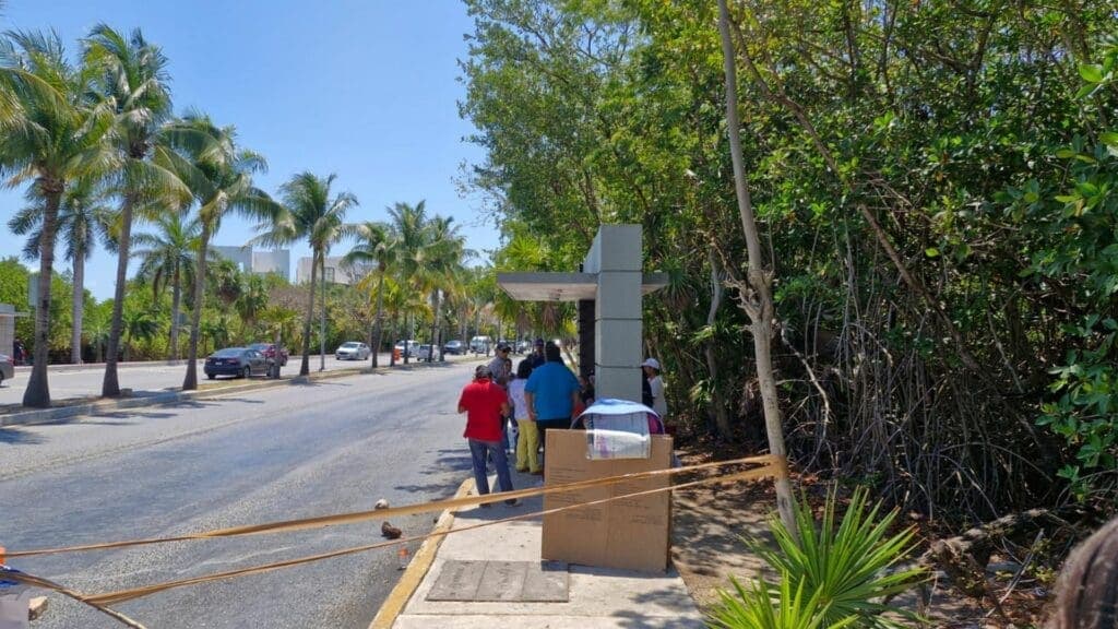 Acceso a Zona Hotelera de Cancún lleva más de 12 horas cerrado; sigue el bloqueo de las madres buscadoras