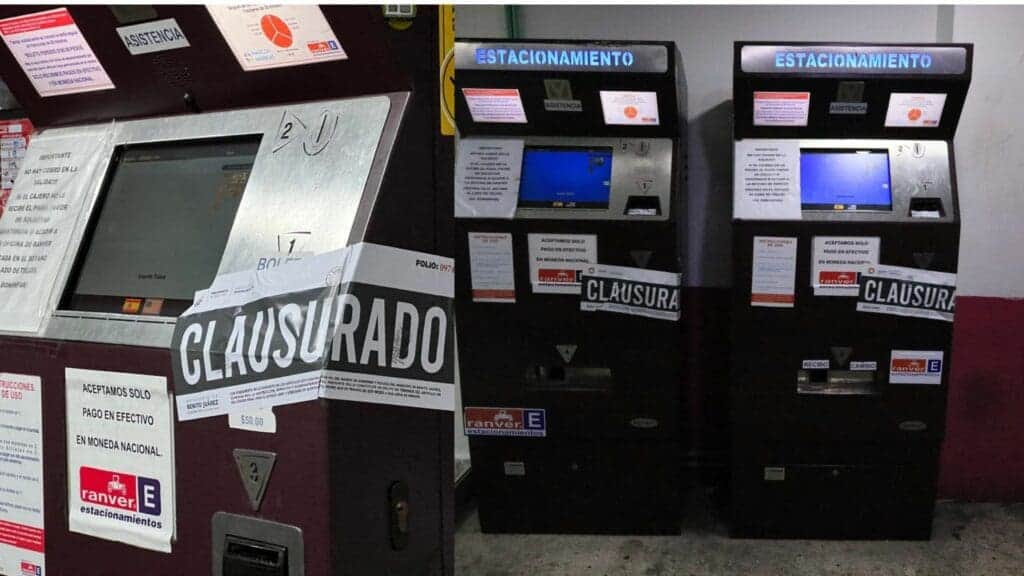 Por diversas denuncias, clausuran cajeros y plumas del estacionamiento de Plaza Las Américas de Cancún