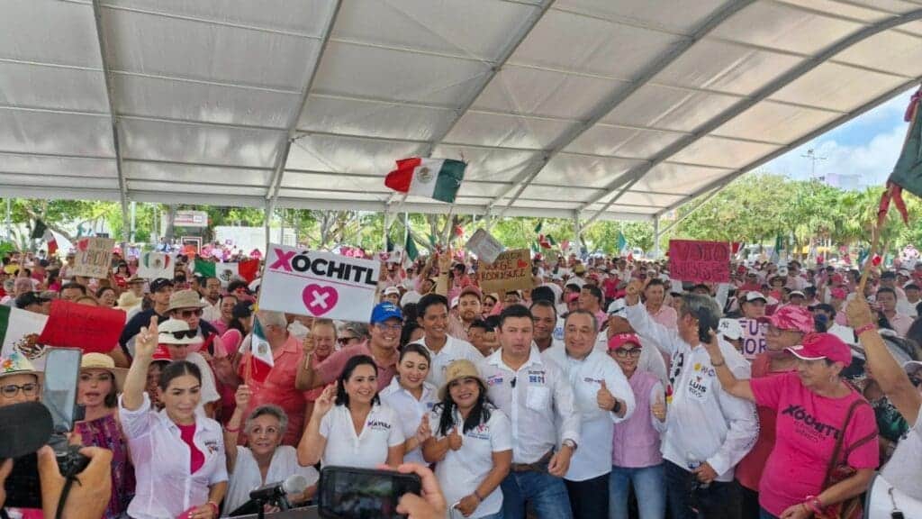 Más de dos mil personas participan en Cancún en la marcha de la Marea Rosa