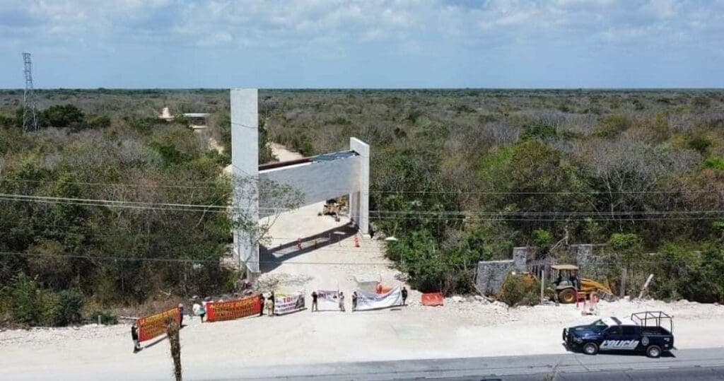 Ordenan arraigo contra periodista y abogada que denunció presunto despojo de terrenos en Playa del Carmen