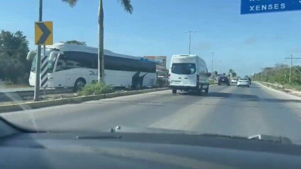 Camión de la empresa Del Valle termina sobre el camellón en la carretera federal a la altura del Moon Palace