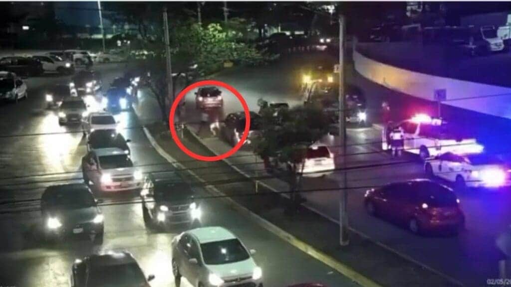 Policía golpea a persona tras salir del béisbol en Cancún; ya fue separado del cargo