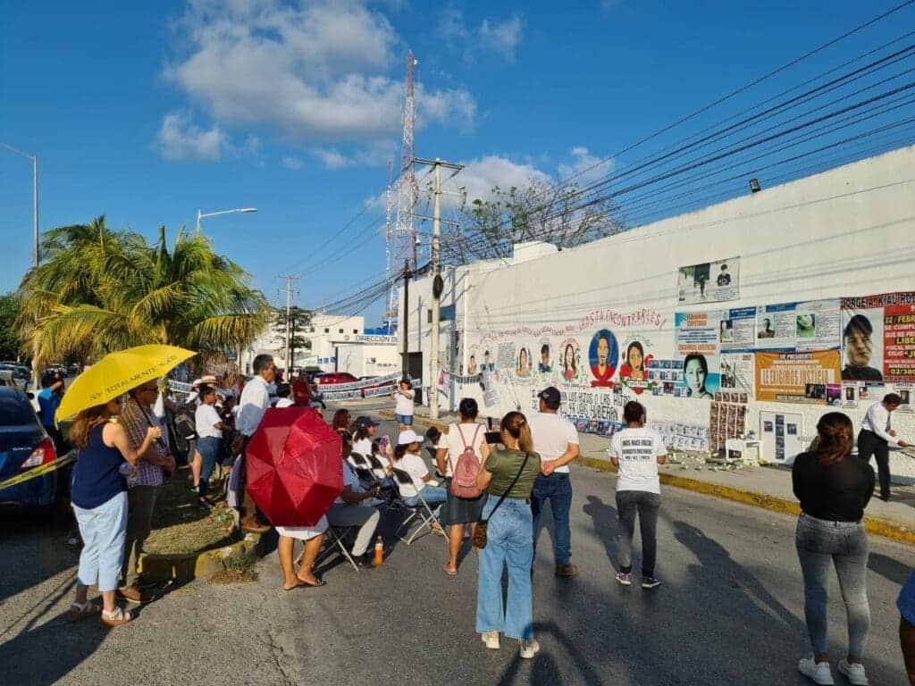 Realizan madres buscadoras evento afuera de la Fiscalía en Cancún; piden que regresen sus hijos para el 10 de mayo