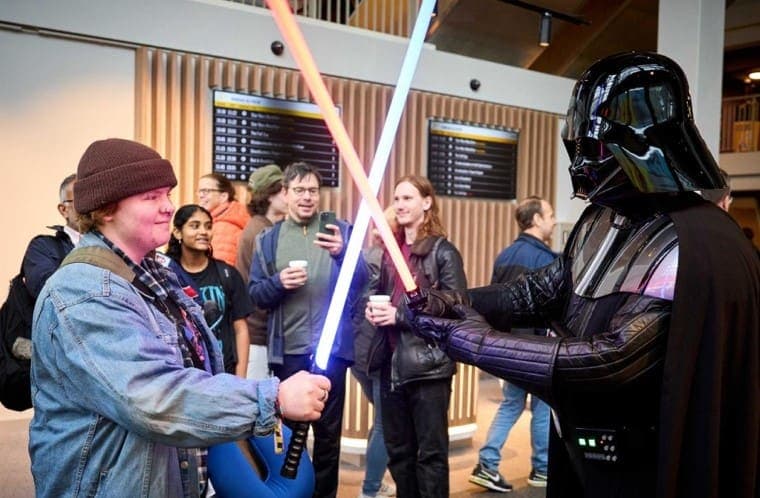 Fans de Star Wars sacan sus sables de luz en función especial por el #MayThe4thBeWithYou
