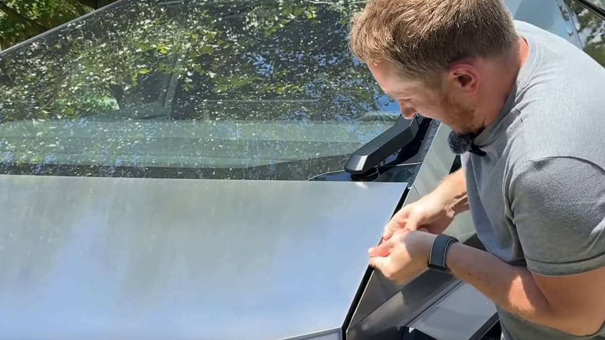 VIDEO: YouTuber casi pierde un dedo con peligrosa maniobra en una Cybertruck