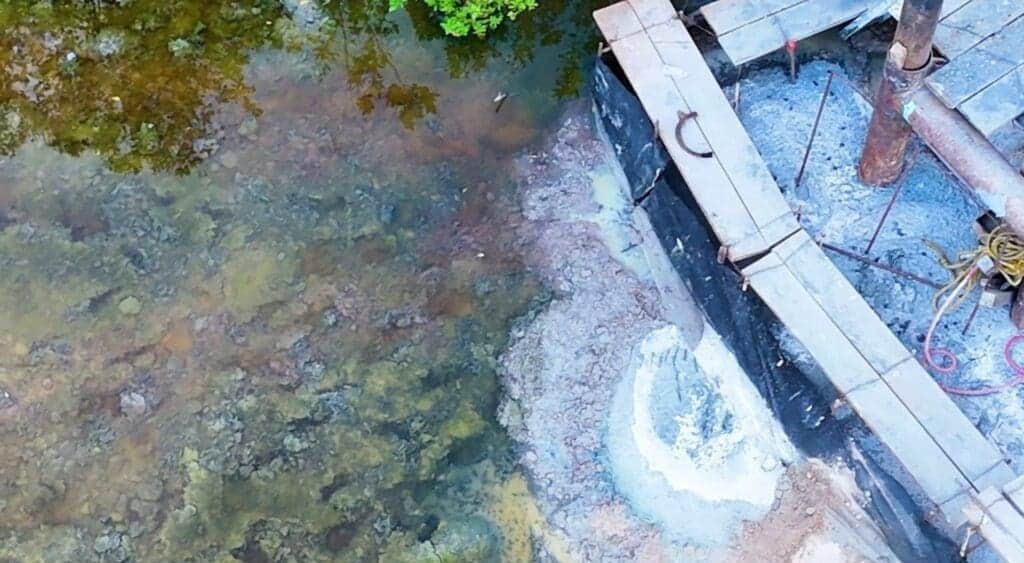 ¡Como con el Tren Maya! Denuncian derrame de cemento, ahora por obras del puente sobre Laguna Nichupté en Cancún