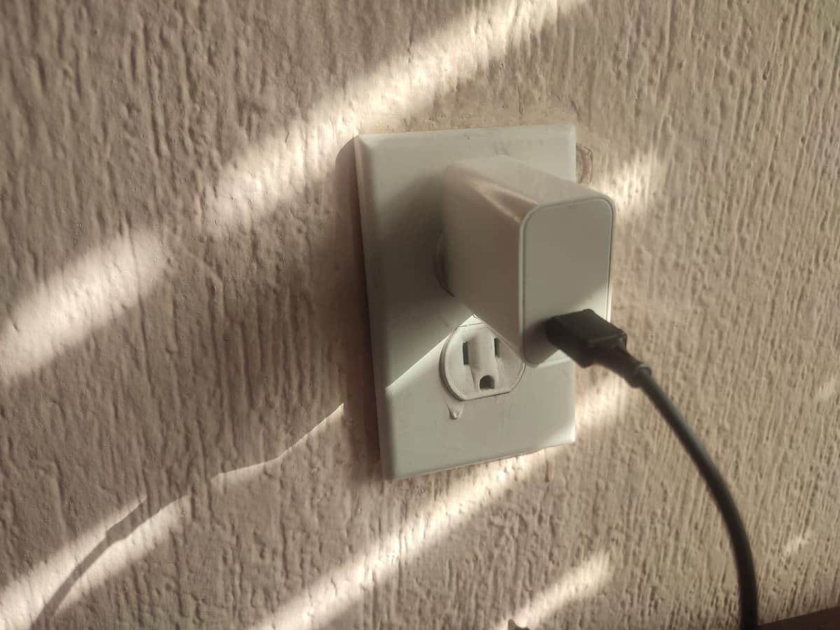 ¿Vives en Quintana Roo y pagas mucho de luz? Desconecta el cargador de tu celular