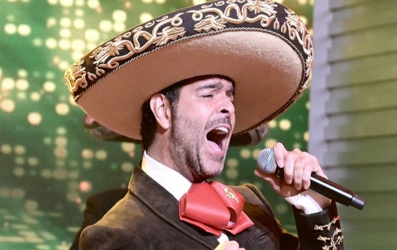 Video: Pablo Montero objeto de burlas en redes tras aparatosa caída en pleno concierto