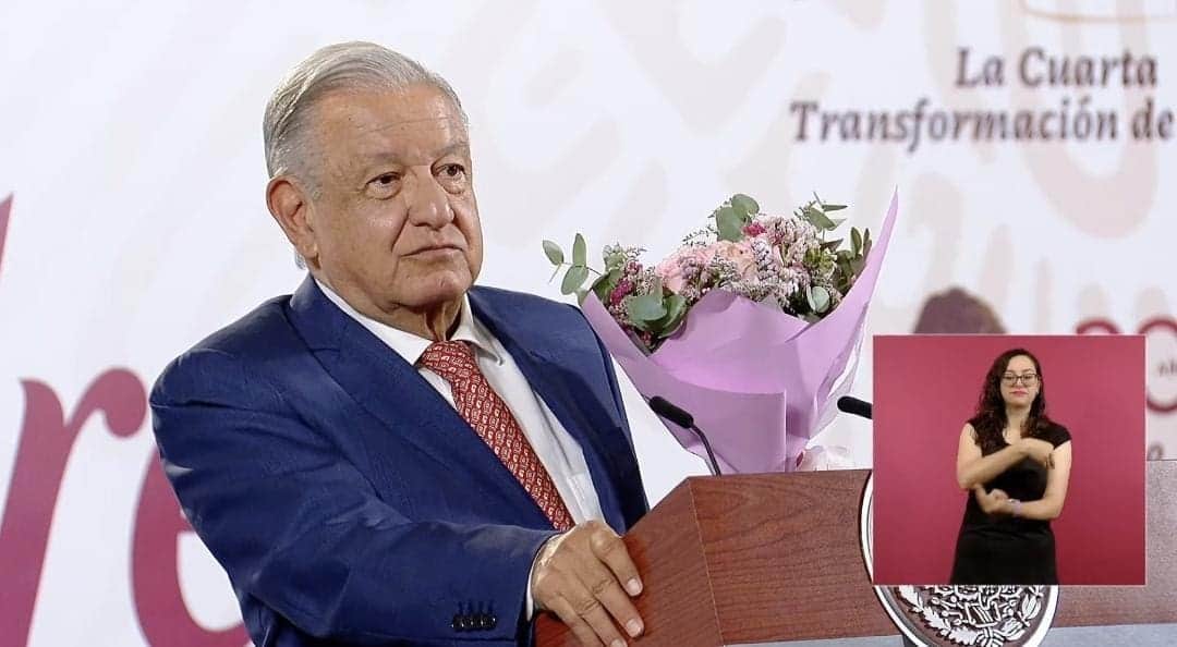 Video: AMLO deja la política para el lunes; celebra a las madres con flores y mariachi