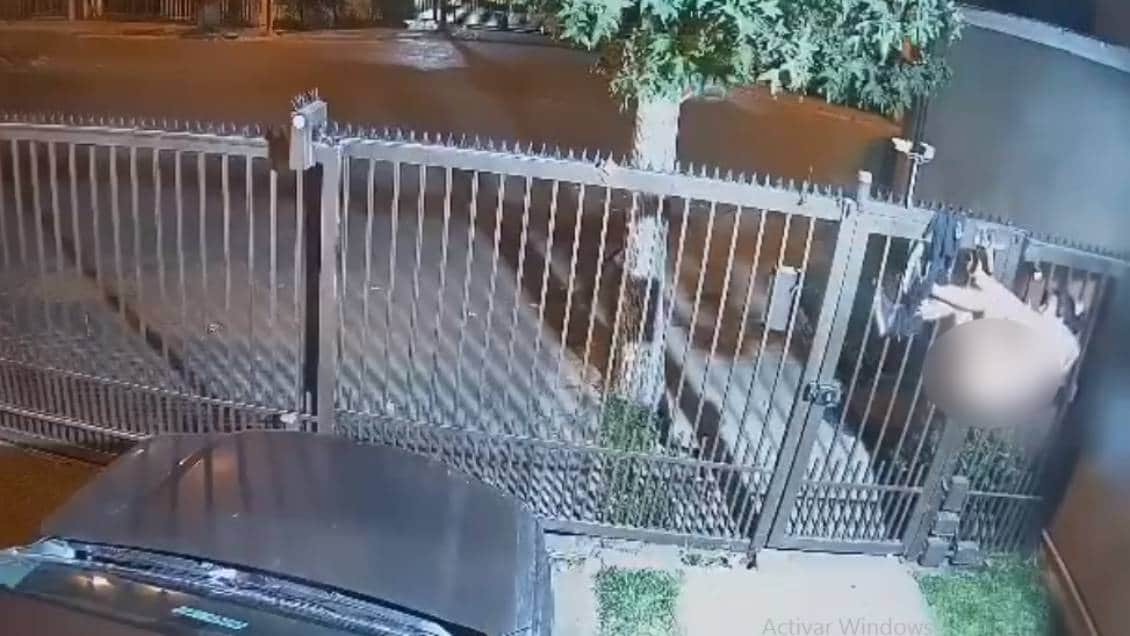 Video: Ladrona terminó semidesnuda cuando intenta robar en una casa
