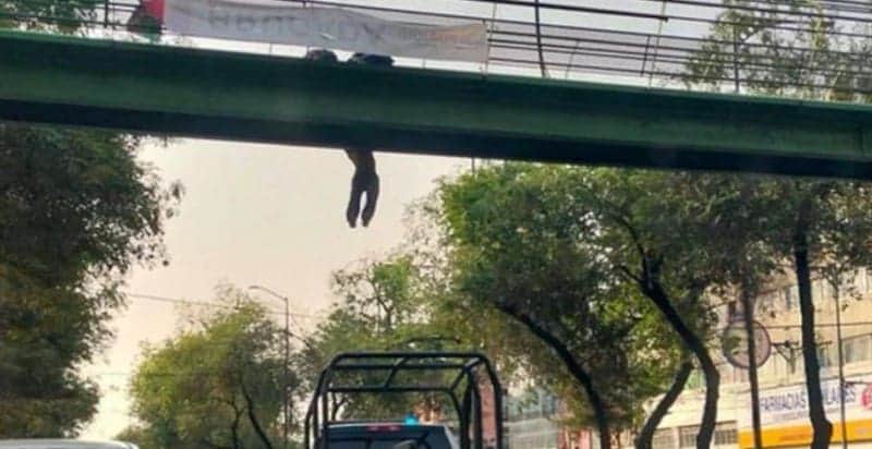 Video: Policías evitaron que un sujeto saltara de un puente peatonal en Ciudad de México