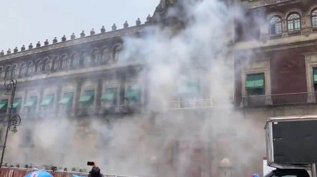 Video: Normalistas de Ayotzinapa arrojan explosivos contra Palacio Nacional