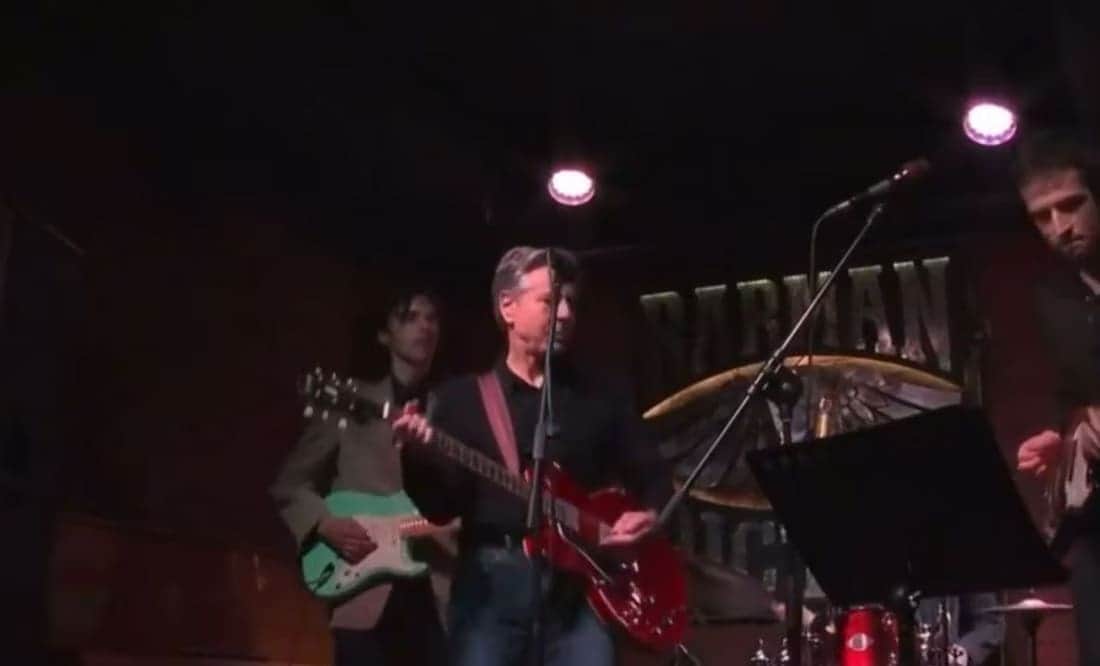 Antony Blinken, secretario de Estado de EU, saca su lado rockero en un bar de Kiev