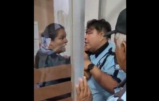 Video: Familiar de derechohabiente agrede a personal de seguridad por falta de atención en clínica 13 IMSS en Cancún