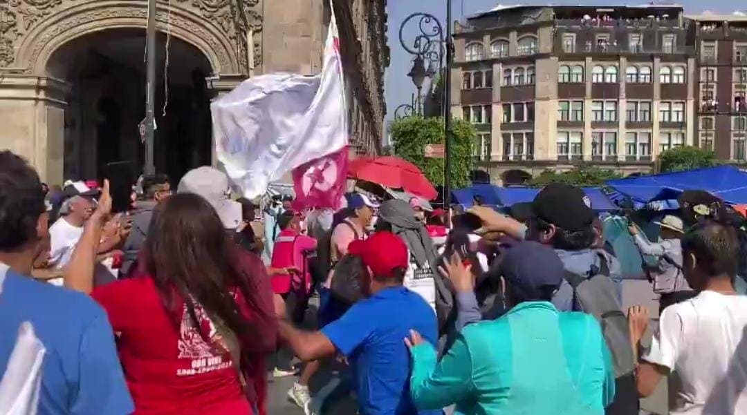 Video: Maestros de la CNTE y asistentes a la Marea Rosa se agarran a golpes en Cdmx