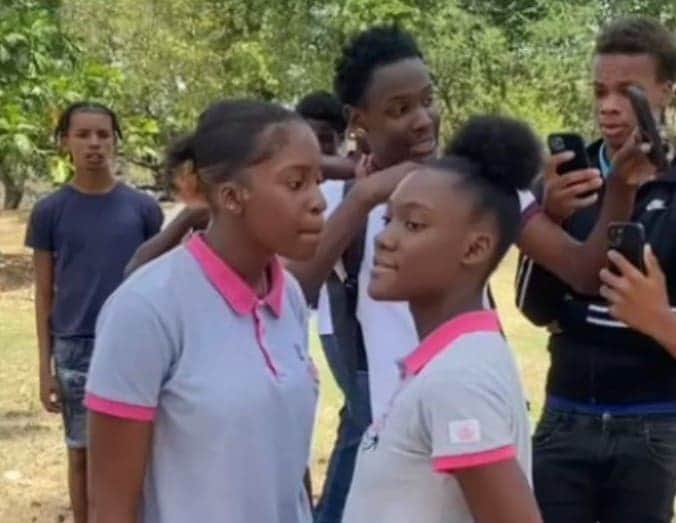 Video: Dos alumnas se enfrentan a golpes, una casi termina desnucada