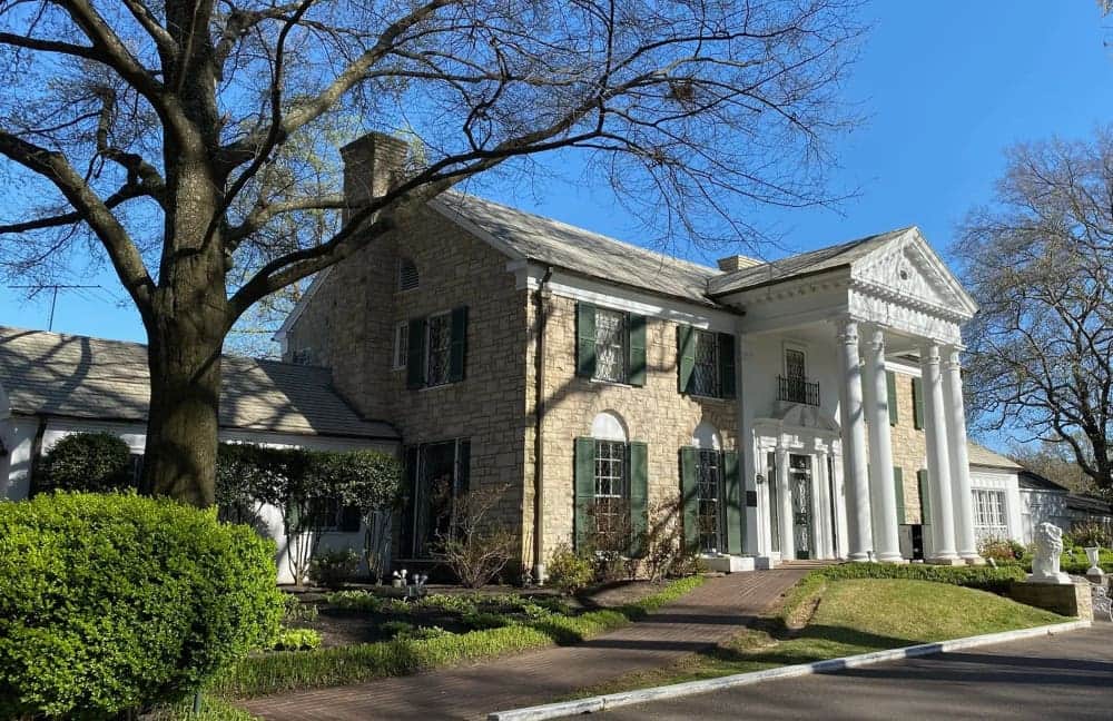 Ordenan detener la subasta de icónica mansión de Elvis Presley por ser un patrimonio "único"