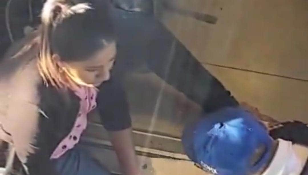 Video: Se le atora el pie a usuaria del Metro en Cdmx; suspenden servicio para rescatarla