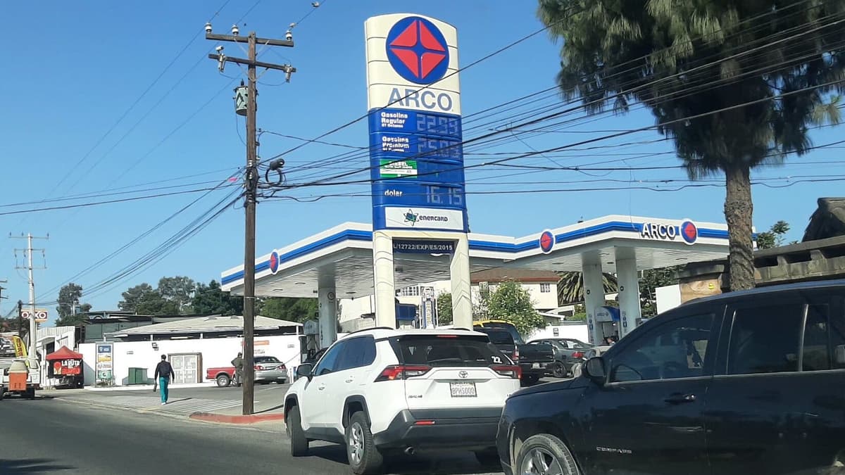 Desabasto de gasolina provoca largas colas y compras de pánico en Tijuana