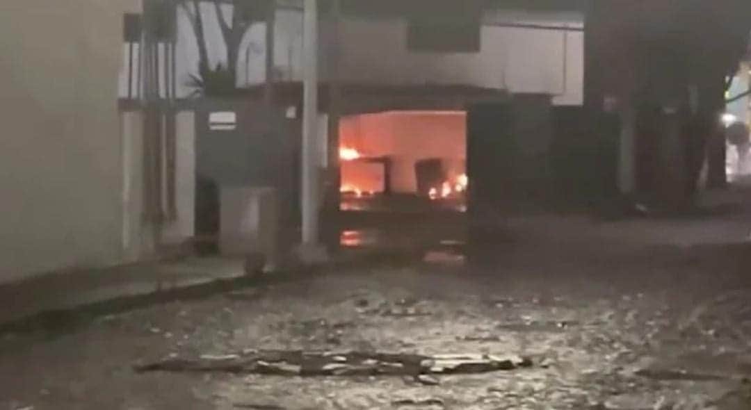 Video: Atacan con bombas molotov oficinas de Pepe Chedraui, candidato de Morena en Puebla