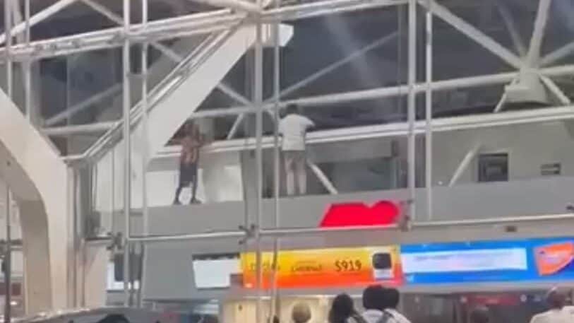 Video: Hombre se lanza del segundo nivel de la terminal ADO en Cancún