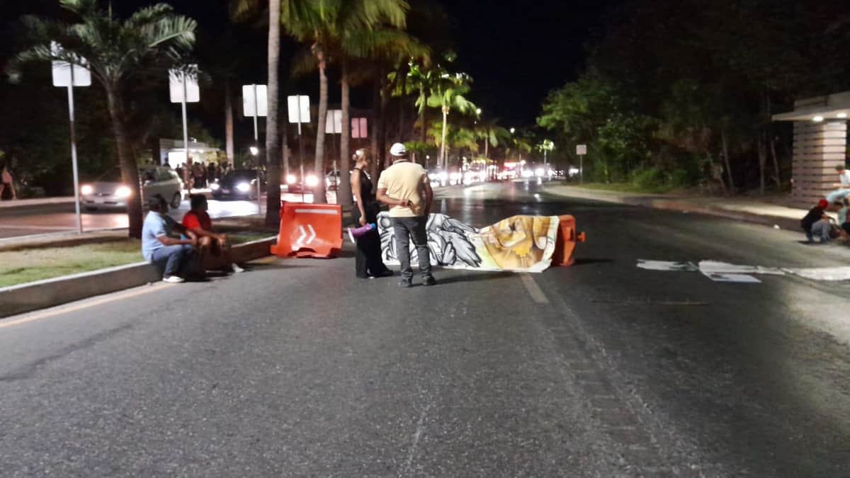 Protestan madres buscadoras en Zona Hotelera de Cancún por caso de abuso contra una menor