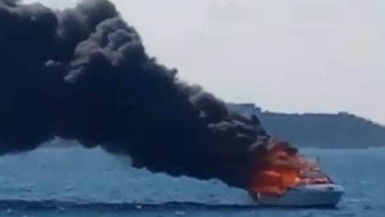 Video: Reportan incendio de un yate entre Isla Mujeres y Puerto Juárez