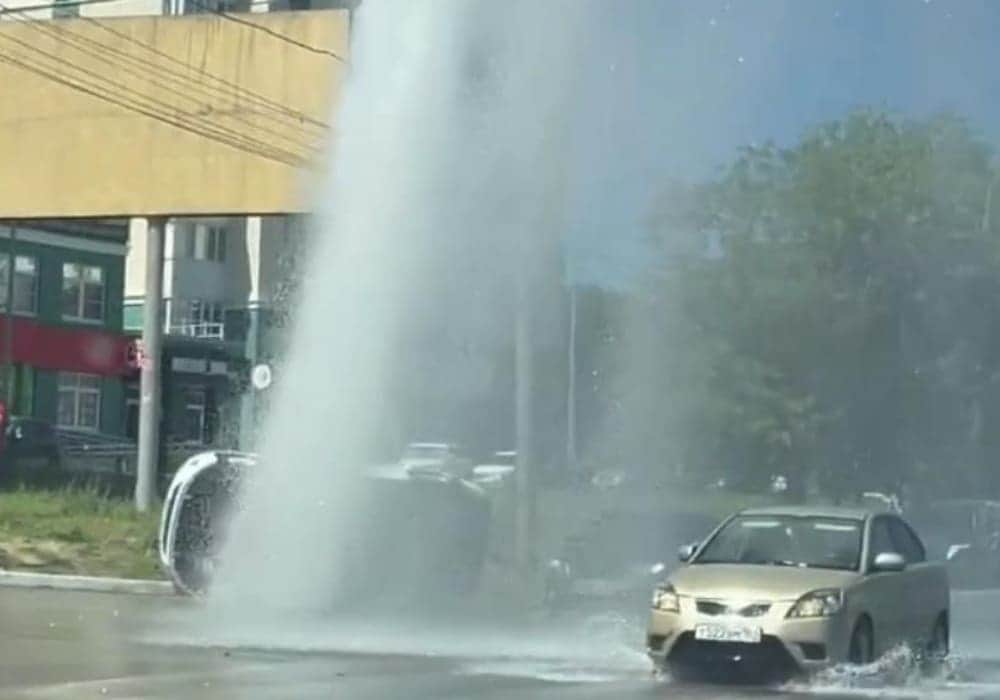 Video: Inesperado chorro de agua hace volcar un vehículo en una carretera de Rusia