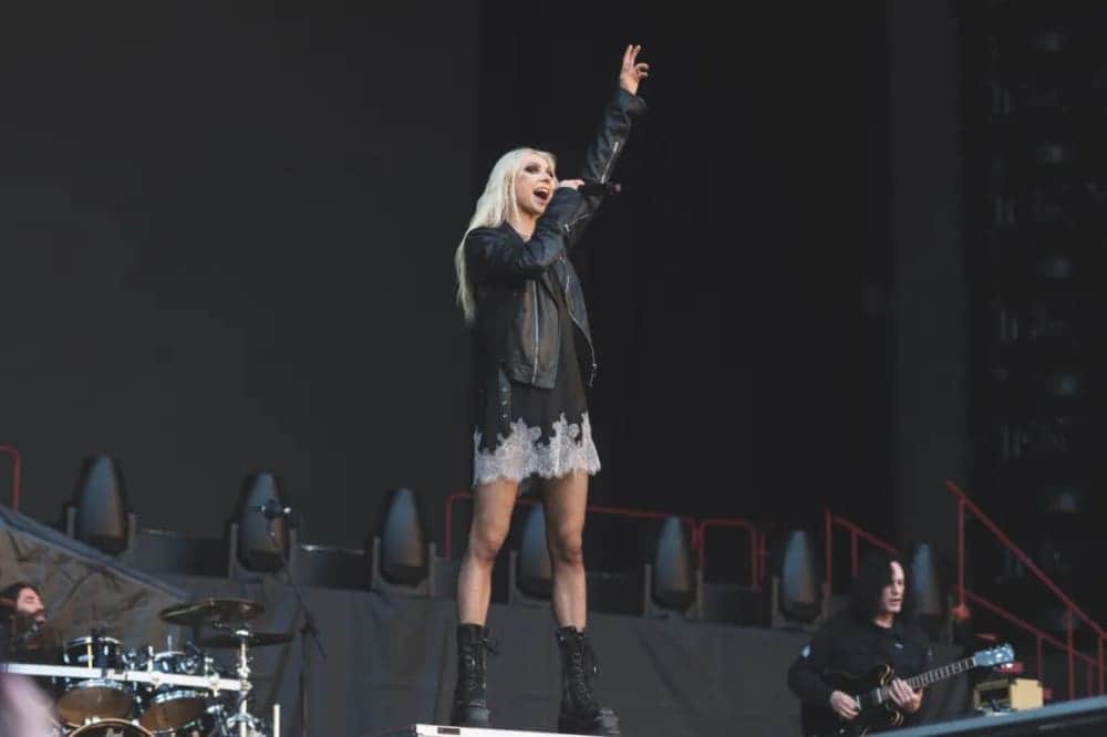 Video: Un murciélago muerde a cantante de rock en pleno concierto en Sevilla, España