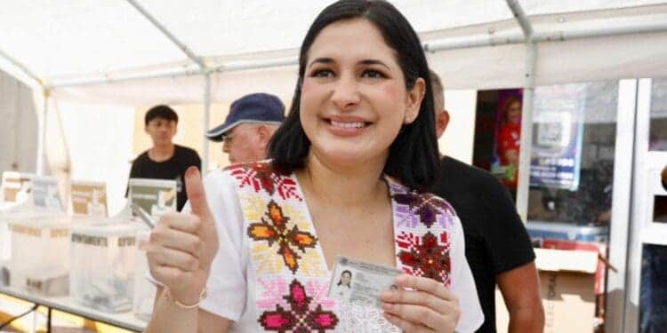 Estefanía Mercado ejerce su voto en la casilla 0911