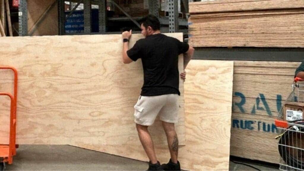 Empiezan las "compras de pánico" en Cancún por "Beryl"; gente abarrota Home Depot y algunos supermercados