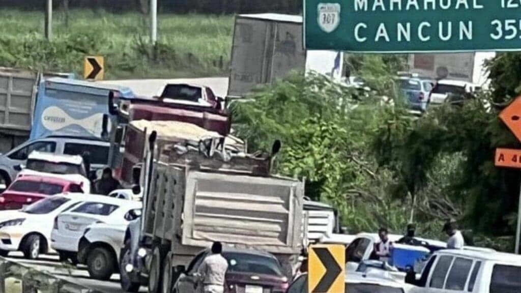 Transportistas bloquean carreteras en el sur de Q. Roo por adeudos del Tren Maya; no hubo protesta en Cancún